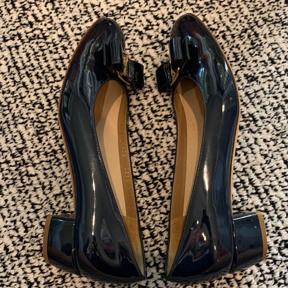Salvatore Ferragamo Navy Patent Leather Vara Bow Flats with Gold Plaque. Size 7 - Picture 6 of 9
